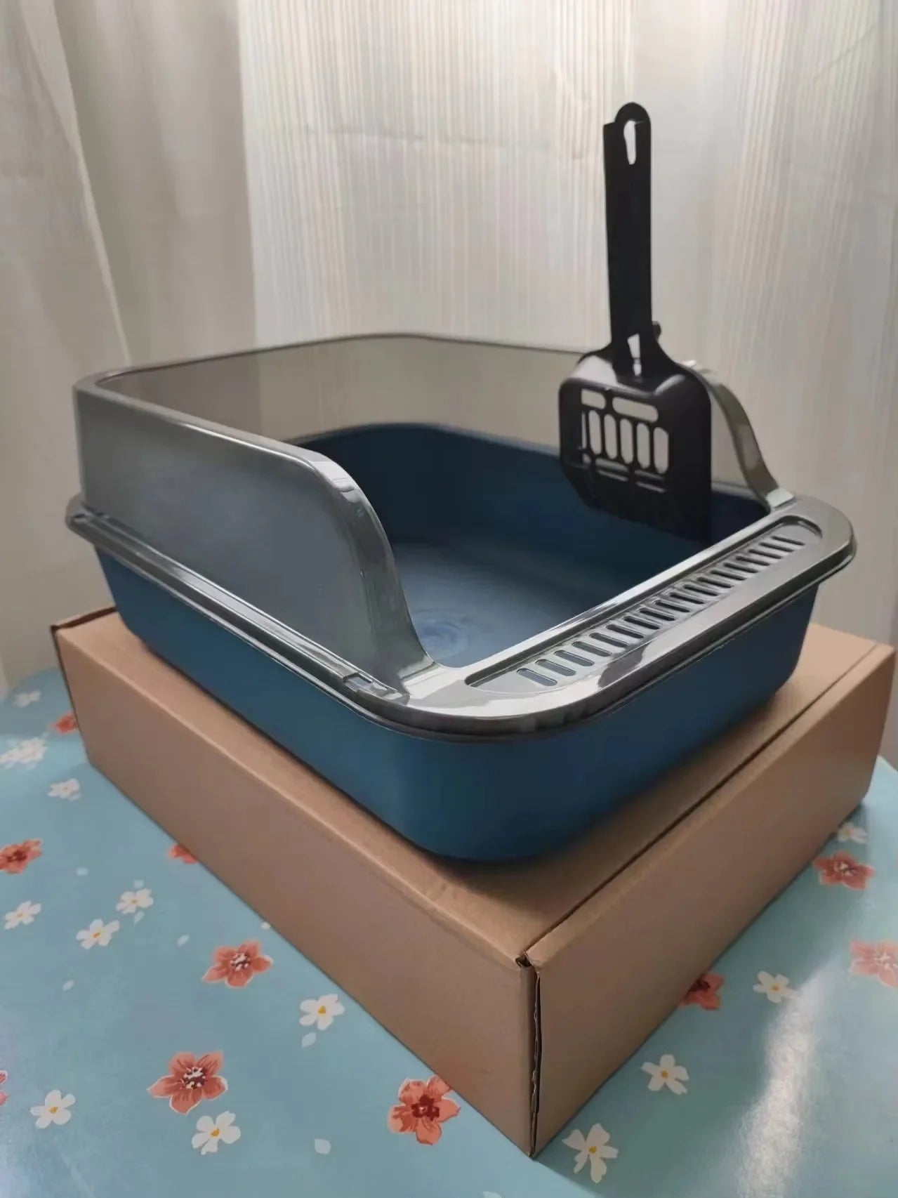 Open top splashproof cat litter box by Furvio Shop, featuring a durable, easy-to-clean design with splash protection for cats.
